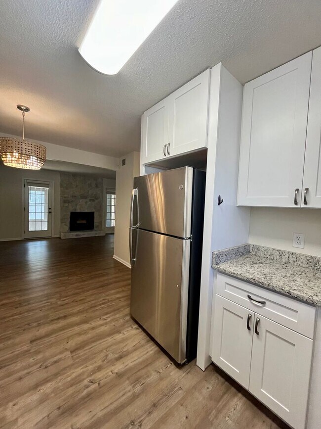 Building Photo - Charming 2 Bedroom Townhouse