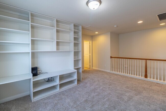 Building Photo - Gorgeous 3 bed / 2.5 bath just North of The Domain!