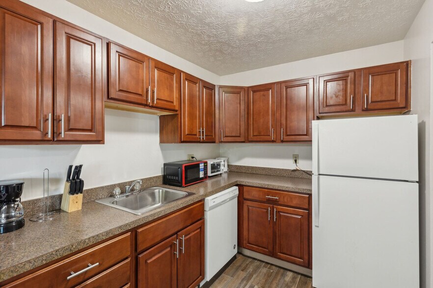 Building Photo - 5556 Broadview Rd
