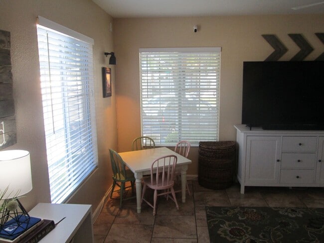 Building Photo - 3 bedroom Townhome in Green Valley availble June 1