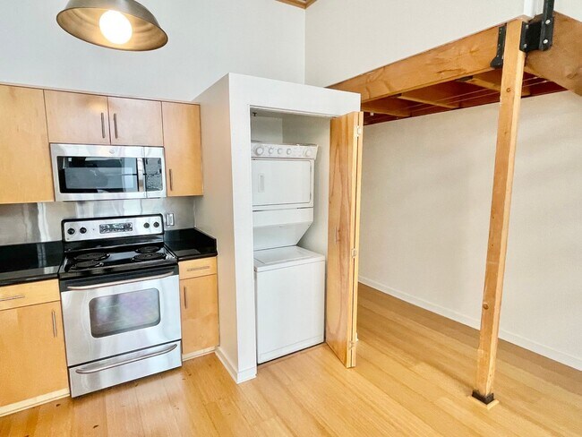 Building Photo - HUGE 2 Level 2br/1.5Ba Loft, High Ceilings...