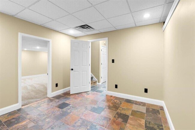 Building Photo - 585 Bethany Woods Dr