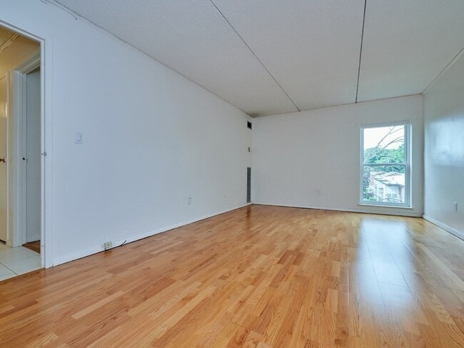 Building Photo - 56-56 Broadlawn Park