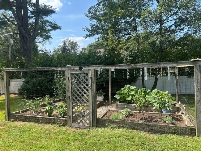 Building Photo - 172 Ponus Ave