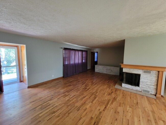 Building Photo - 3 bedroom house 1.5 bathroom