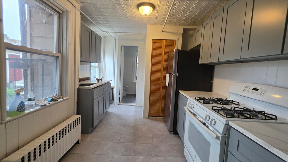 Building Photo - 204 3rd St