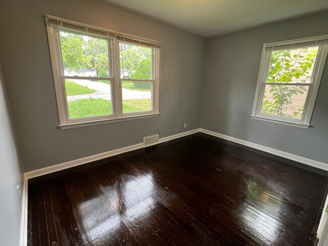 Building Photo - Gorgeous THREE bedroom home with one bath, AVAILABLE NOW!  Passed all inspections!  Gated back ya...