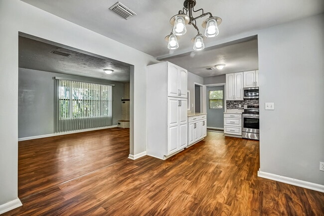 Building Photo - 3546 Clyde Dr