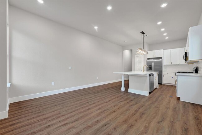 Building Photo - 112 S San Jacinto St