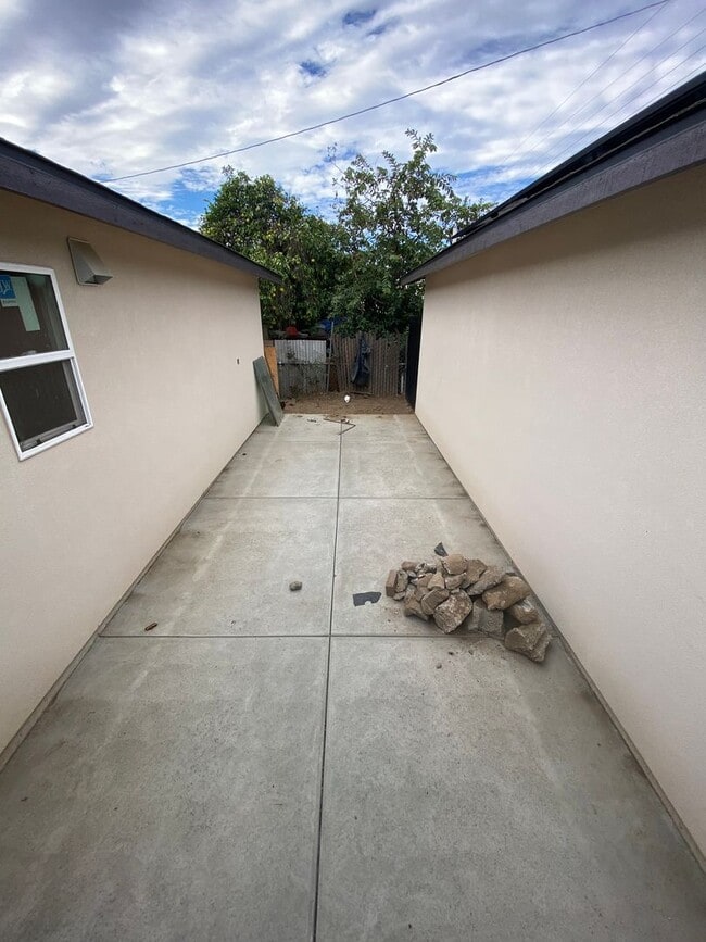 Building Photo - Newley constructed 1 BD 1 BA home in East Bakersfield