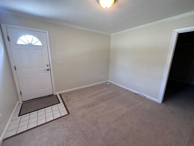 Building Photo - 327 Pinecliff Dr