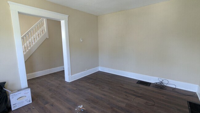 Building Photo - Discover this three-bedroom, one-bath home in Cleveland