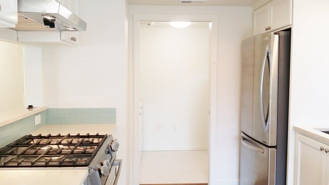 Building Photo - 3BD/1.5BA Shoreline Cottage