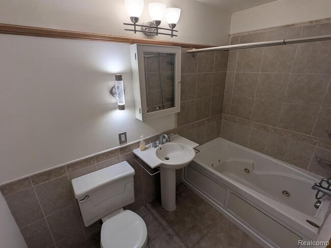 Building Photo - 5155 Greenview Dr