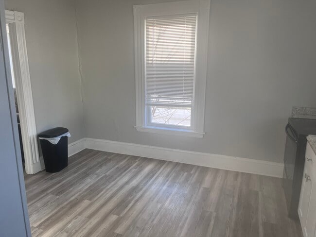 Building Photo - 147 Grove St