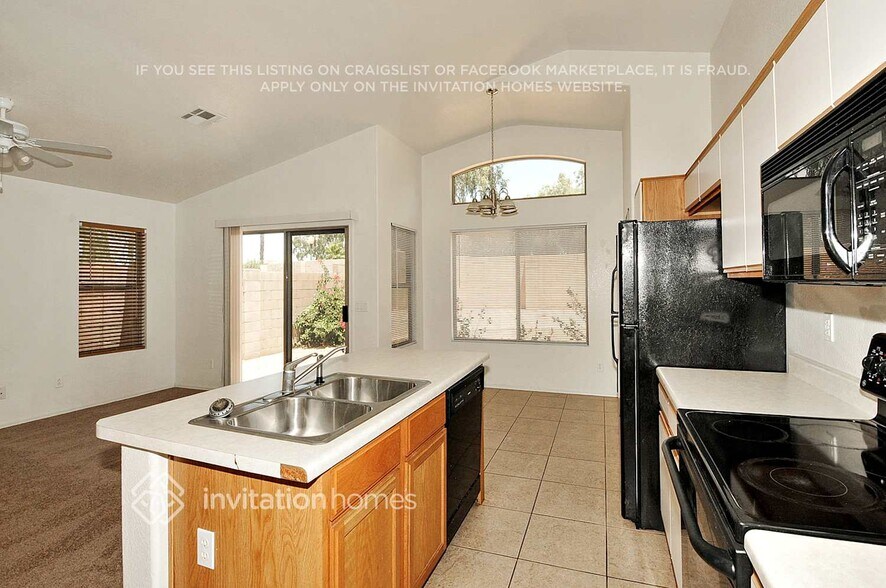 Building Photo - 15912 W Smokey Dr