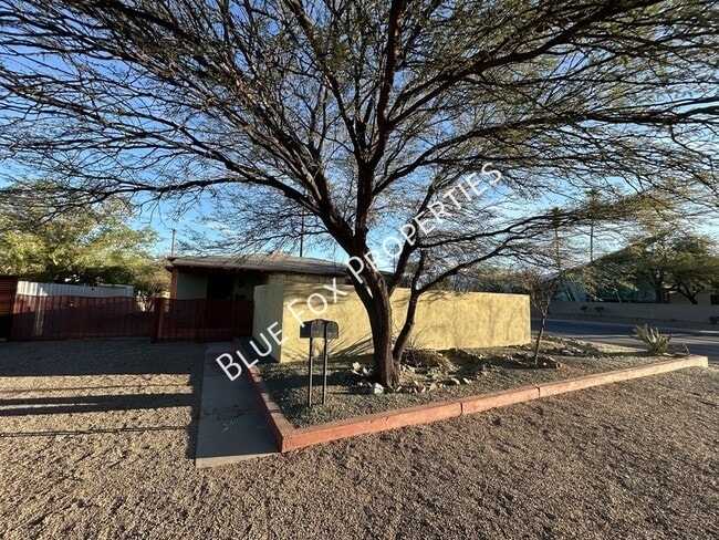 Building Photo - 3021 E Linden St