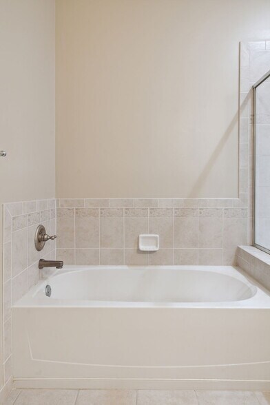 Building Photo - 300 W Elm St