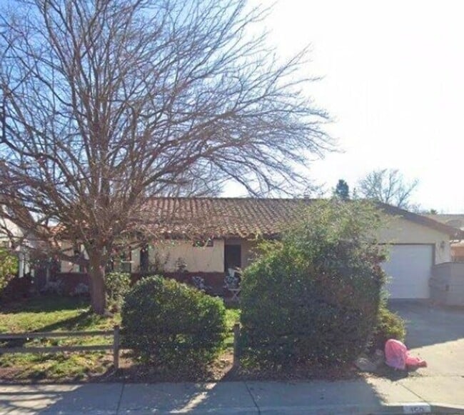 Building Photo - 3 bedroon 2 bath home