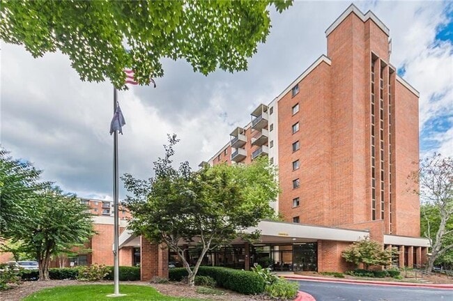 Building Photo - 300 Johnson Ferry Rd