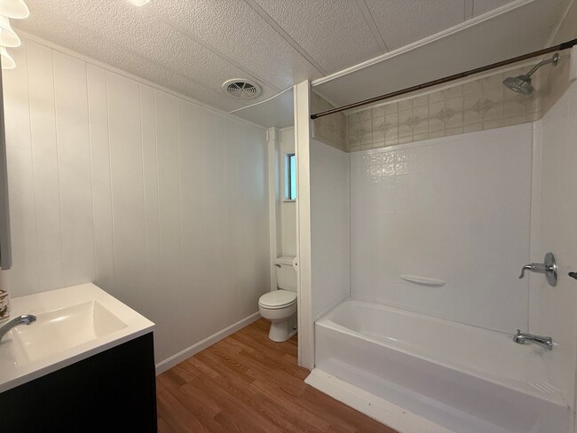 Building Photo - 2 bedroom 1 bath single wide located in Ho...