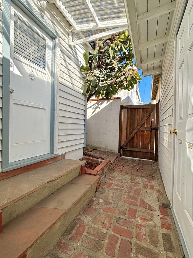 Building Photo - Private 1BD/1BA Rear Unit in El Segundo with 1-Car Garage