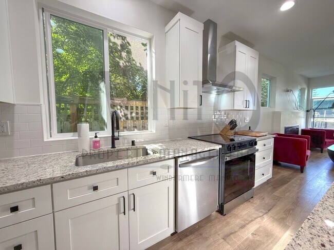 Building Photo - Beautiful Townhouse Steps From Centennial ...