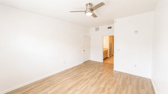 Building Photo - Annual unfurnished luxury 3/2 condo downtown Sarasota overlooking a park!
