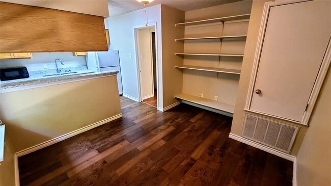 Building Photo - 1907 Robbins Pl