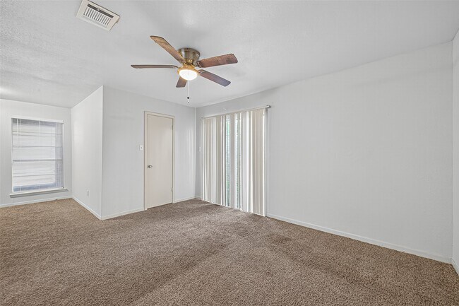 Building Photo - 3906 Glen Cove Cir