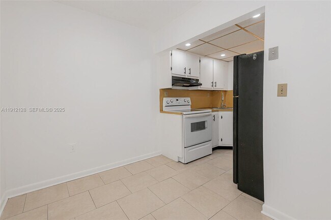 Building Photo - 1975 NE 135th St