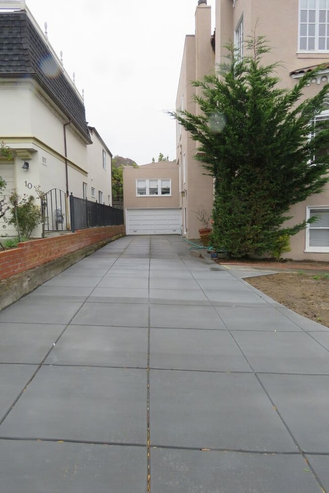 Building Photo - Elegant 4 bedroom House  with bonuses