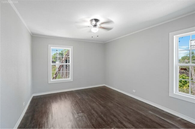 Building Photo - 1367 Normandy Dr