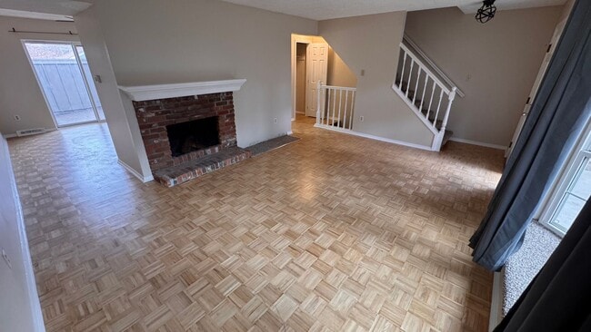 Building Photo - 3 bed 2.5 bath w/ garage, Great location off University and Dry Creek, close to Southglenn Mall a...