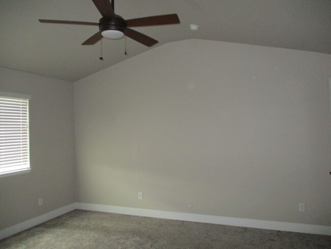 Building Photo - Beautiful 3 Bedroom, 2.5 Bath 2 Story Town...