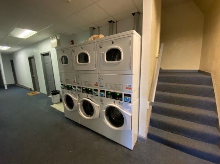 Building Photo - 462 Park Dr