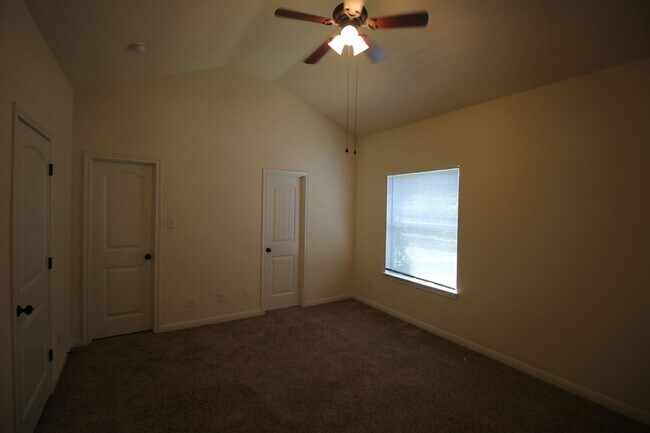 Building Photo - Large Deck off Living Room / Fridge Included /Located Between Gruene & Downtown New Braunfels /CISD