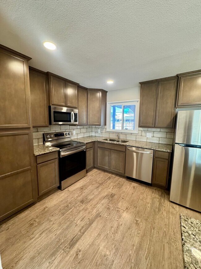 Building Photo - Charming 3 bedroom/2 bath close to UCCS