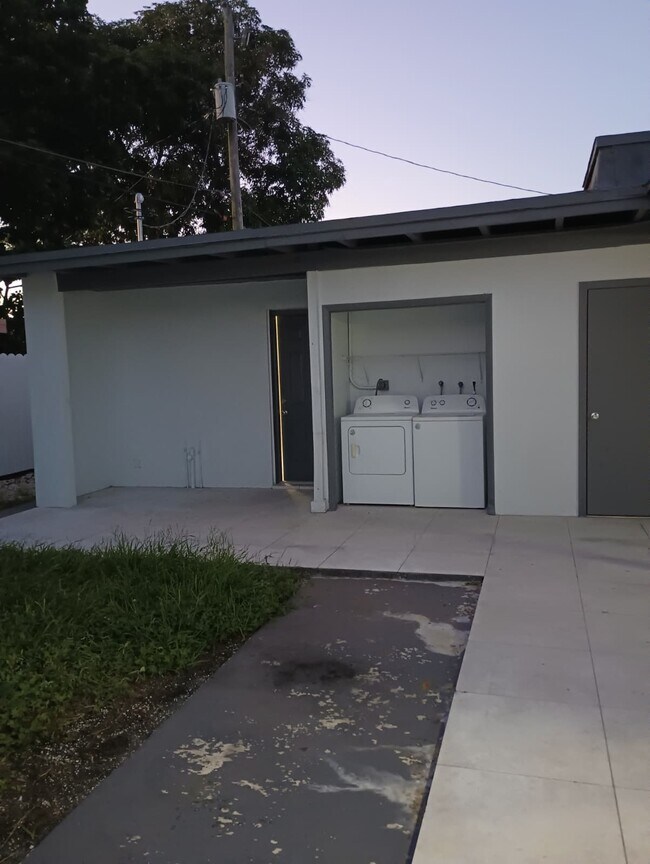 Building Photo - 3820 E 9th Ln