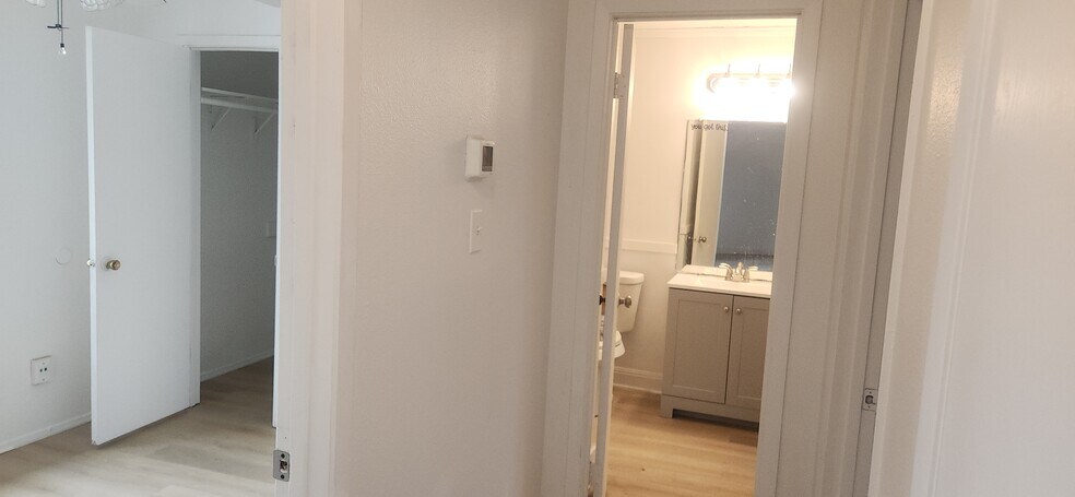 Building Photo - 605 E Applegate Dr