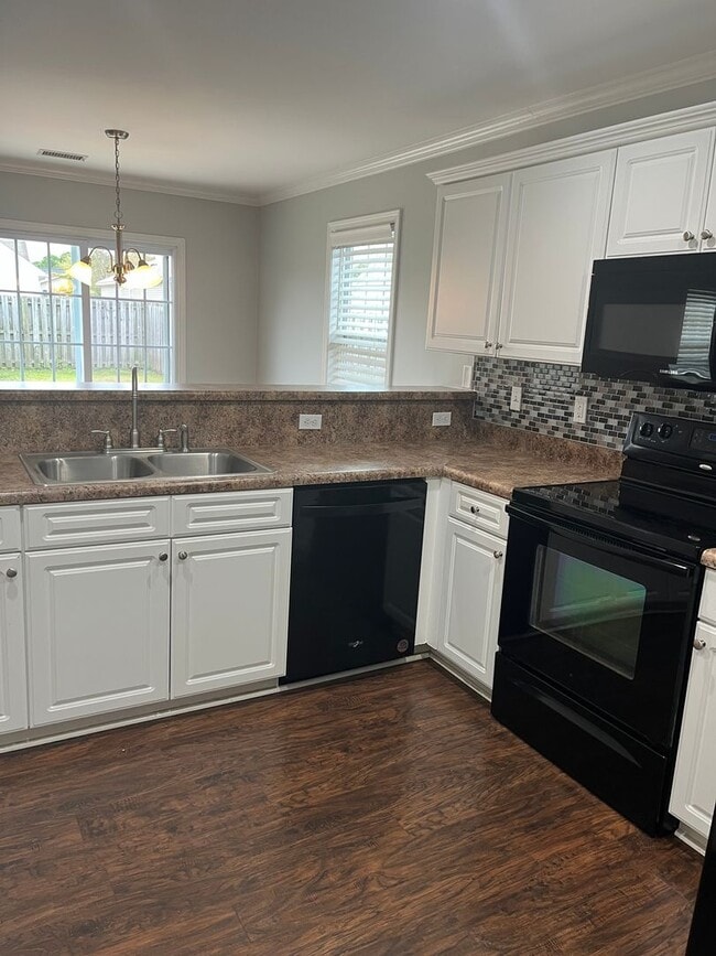 Building Photo - Great Location