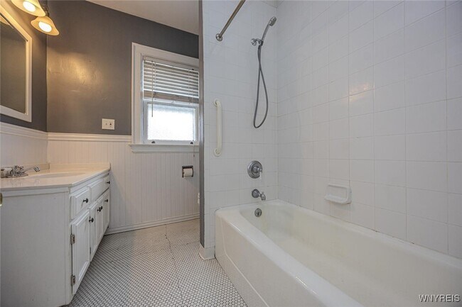 Building Photo - 507 W Delavan Ave