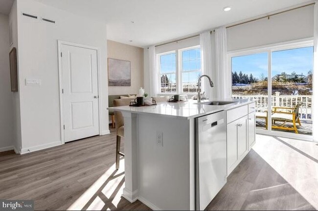 Building Photo - 8214 Alexander Court