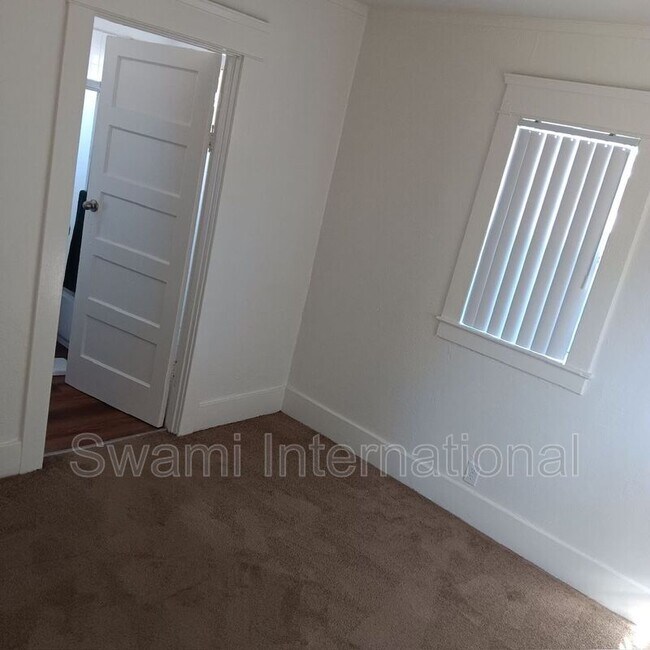 Building Photo - 1138 1/2 Blinn Ave.