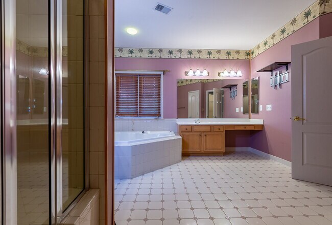 Building Photo - Spacious, Light-Filled Home in the Desirable Broadlands