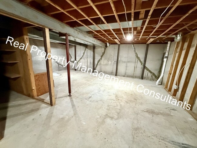 Building Photo - Spacious 4 Bedroom Home with Modern Comforts
