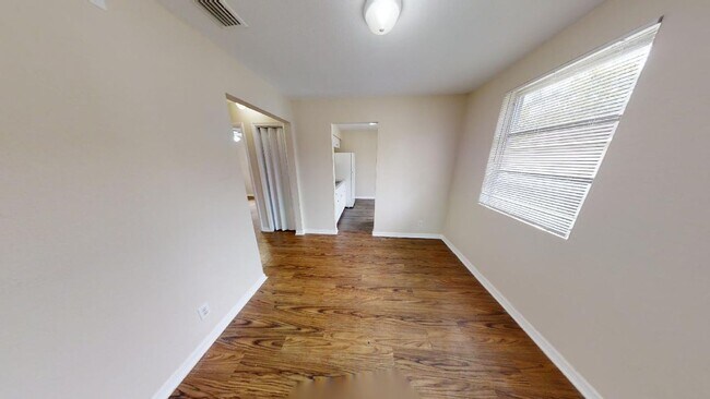 Building Photo - 3 bedroom 1 bathroom house