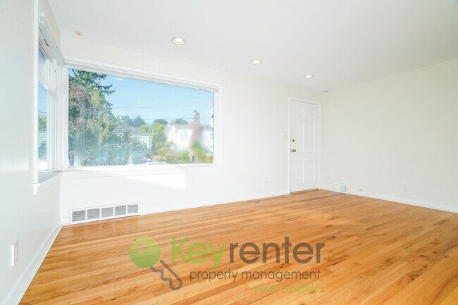 Building Photo - Elegant Three Bedroom Home Featuring Desig...