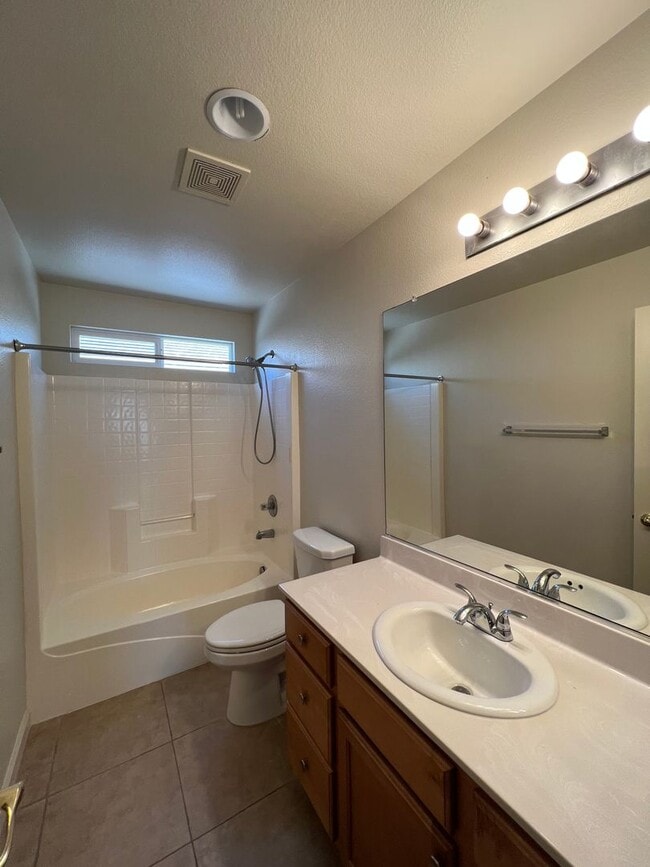 Building Photo - Spacious 4 bedroom 2.5 Bathroom Gold River...