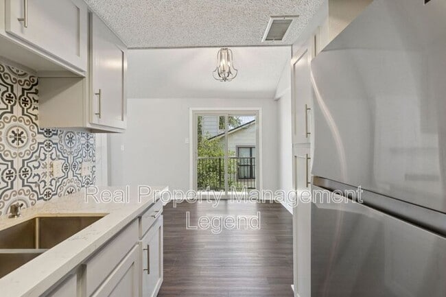 Building Photo - 6646 E Lovers Ln